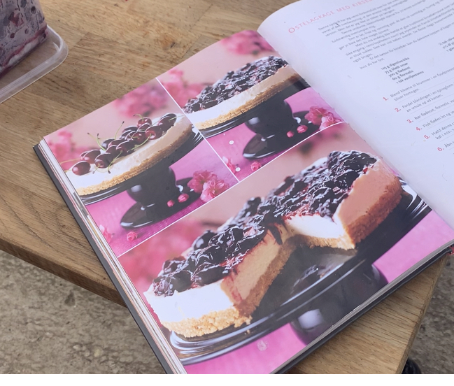 CHEESECAKE MED KIRSEBÆRFYLD